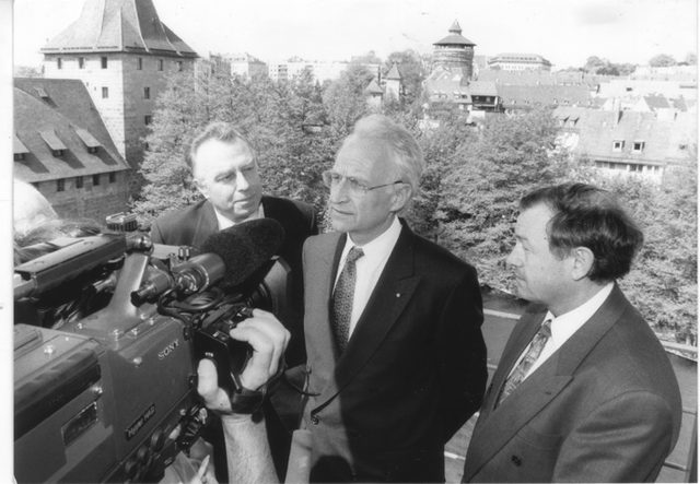 So schön ist Nürnberg: Dr. Peter Schönlein (l.) mit Dr. Edmund Stoiber (Mitte) und Dr. Günther Beckstein. | Foto: MarktSpiegel Archiv