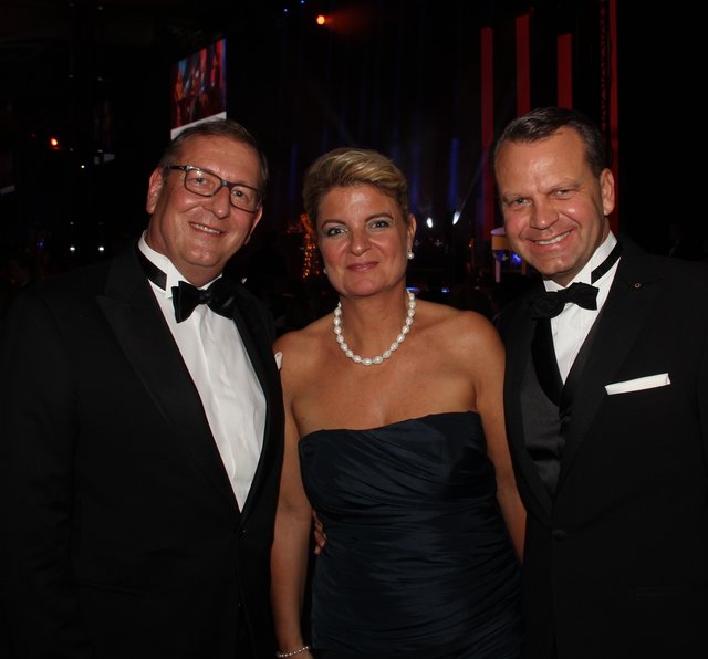 Danova-Geschäftsführer Armin Lutz (r.) und Ehefrau Ulla mit Alexander Härtel, Steifensand. | Foto: © John R. Braun