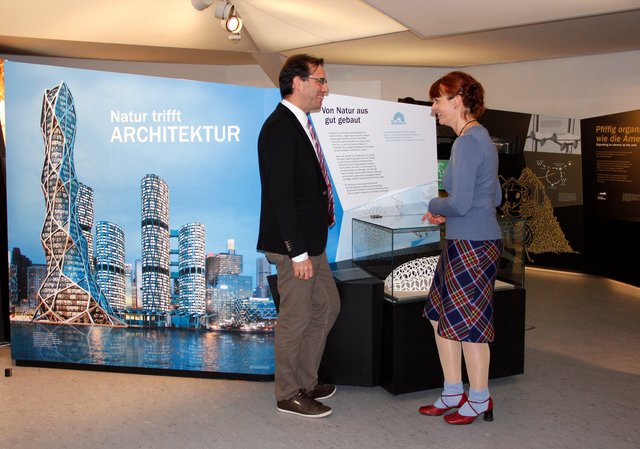 Ausstellungseröffnung von  Dr. Eva Gebauer, Leiterin des Bionicums, und Daniel F. Ulrich, Planungs- und Baureferent der Stadt Nürnberg. | Foto: Bayerisches Landesamt für Umwelt
