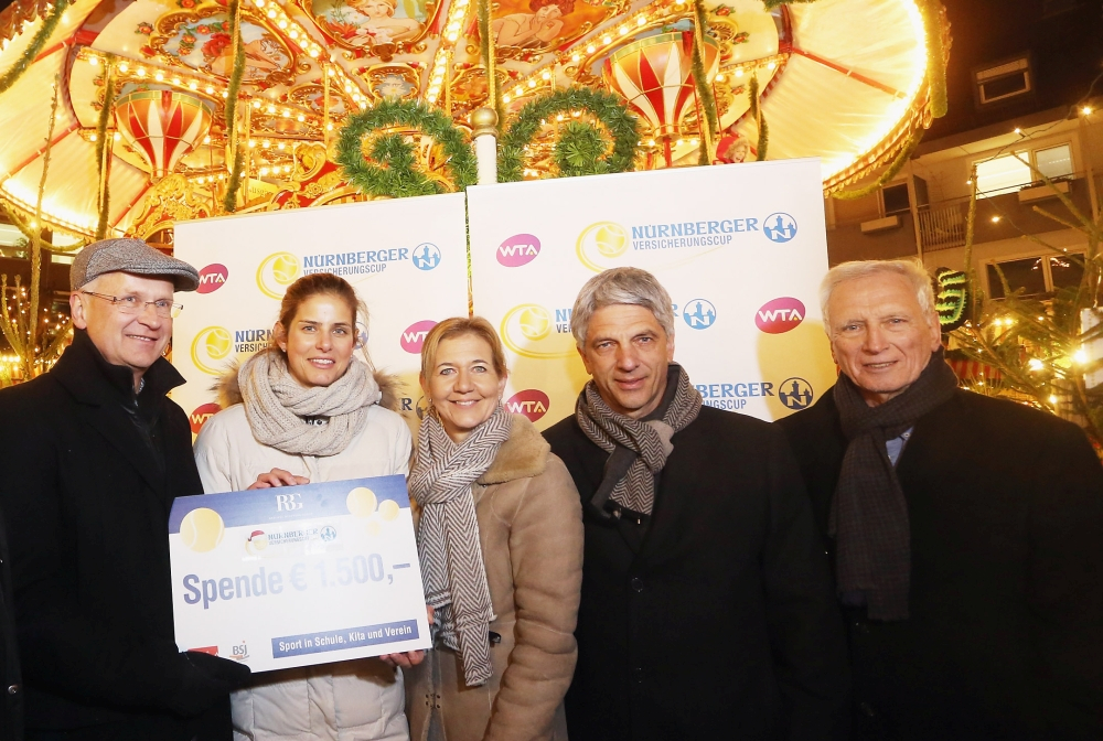 Bei der symbolischen Scheckübergabe (v.l.) Bürgermeister Dr. Klemens Gsell, Tennisprofi Julia Görges, Turnierleiterin Sandra Reichel, Dr. Armin Zitzmann, Vorstands-Chef NÜRNBERGER, und Wolfgang Schleemilch, Vorstand FCN Tennisclub.