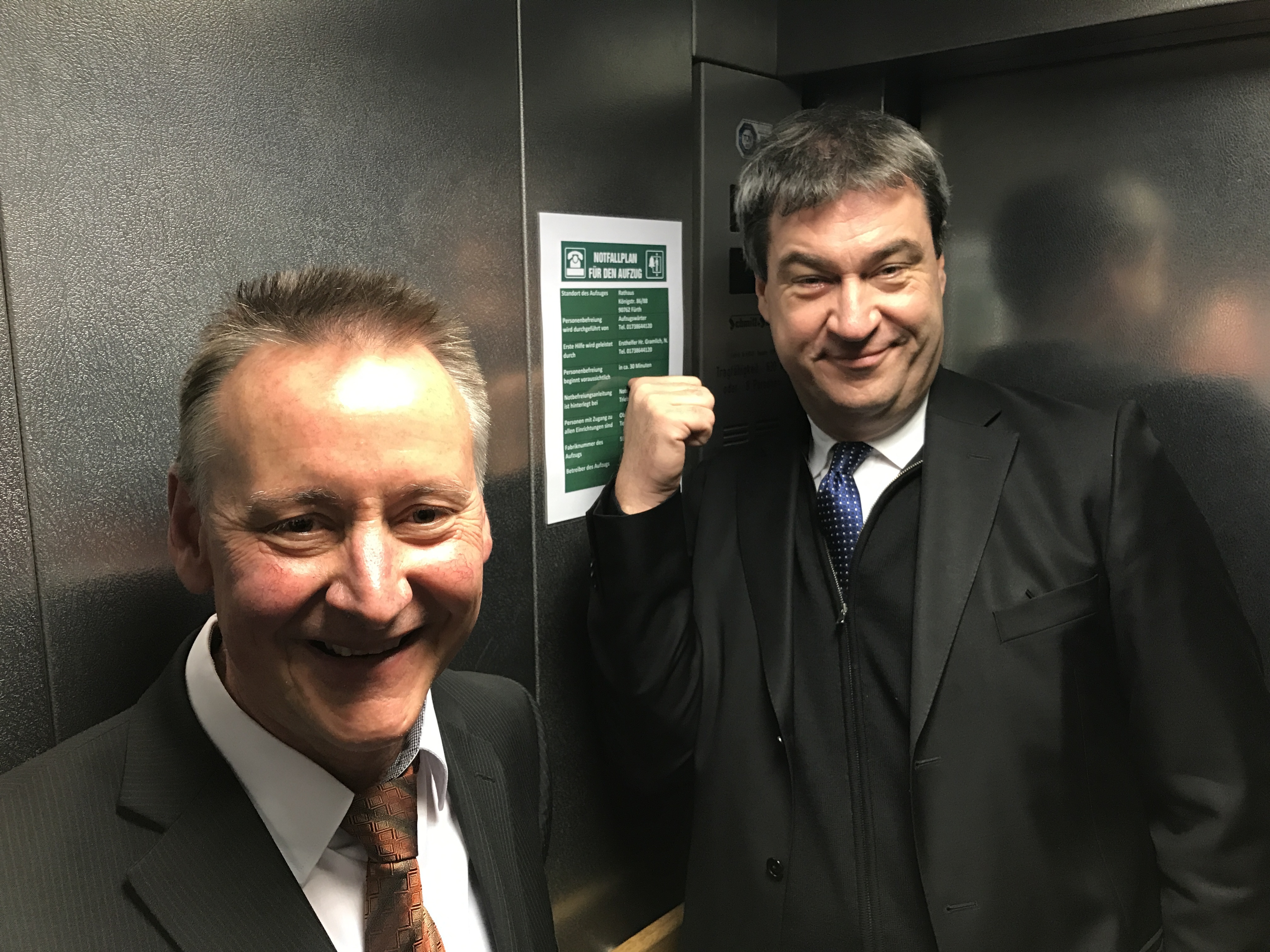 Für rund 30 Minuten im Aufzug des Fürther Rathauses gefangen: Dr. Thomas Jung (l.) und Dr. Markus Söder.