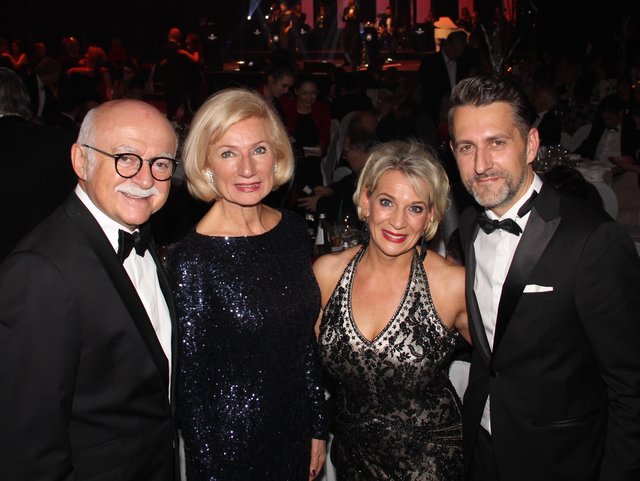 Unternehmer Gerd Schmelzer (l.) mit Ehefrau Prof. Dr. Julia Lehner (2.v.l.), Breuninger Geschäftsführer Matthias Linn und Dagmar Munk. | Foto: © John R. Braun