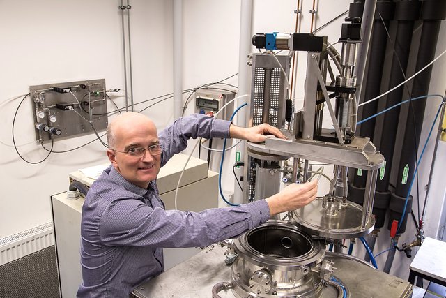 Forscher aus Leidenschaft: Peter Wellmann will mit Hilfe der Hochtemperaturmethode künftig neben Kristallen auch weitere Materialien herstellen. Foto:  FAU/Georg Pöhlein