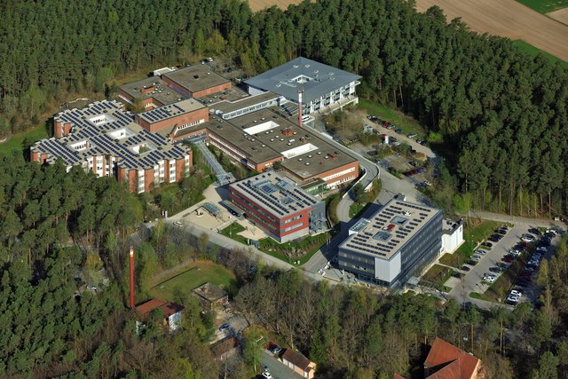 Erst durch die Luftaufnahme wird die Größe des Klinikareals sichtbar.