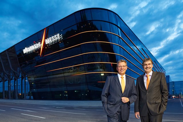 Mit LED-Beleuchtung ist die neue Halle 3A der NürnbergMesse auch nachts ein Hingucker. Im Bild: die Geschäftsführer der NürnbergMesse, Dr. Roland Fleck und Peter Ottmann (v.li.). | Foto: © NM/Heiko Stahl
