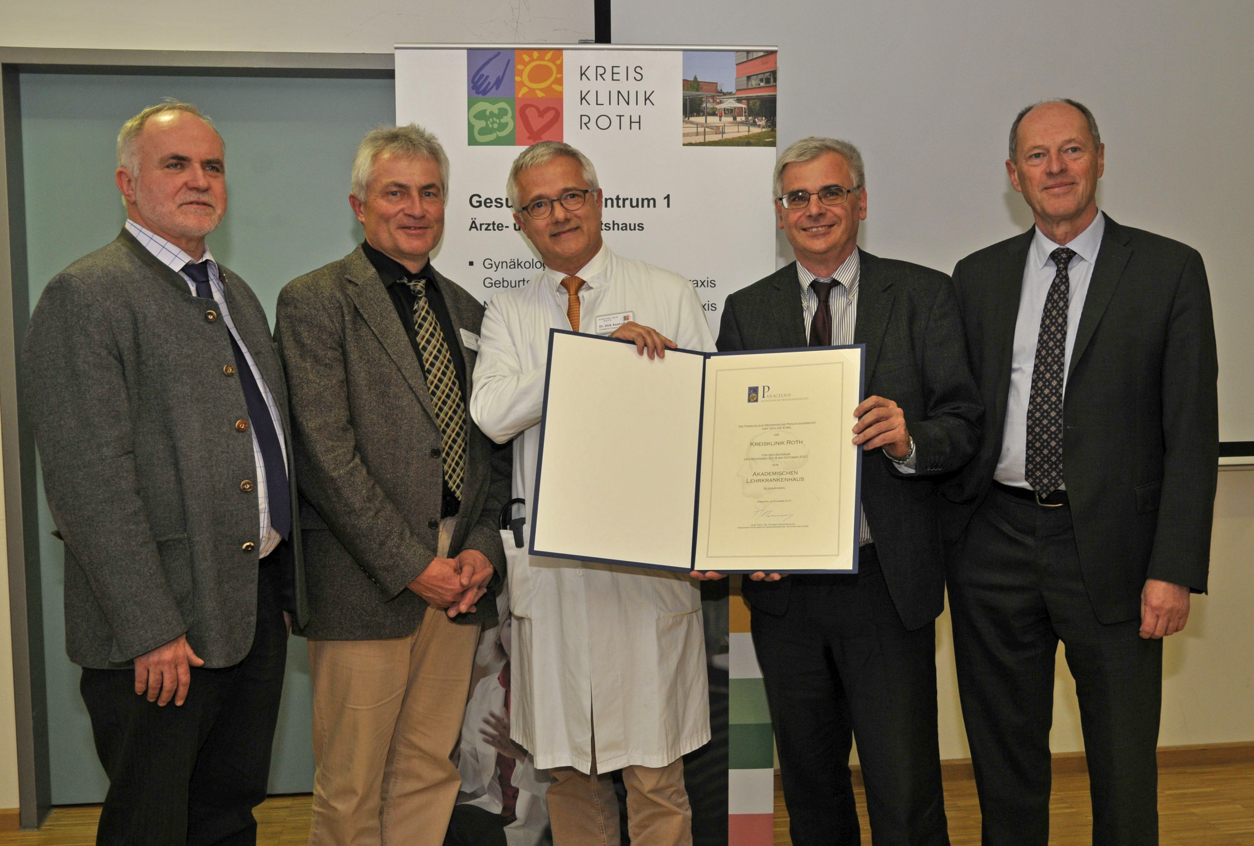 Bei der Übergabe der Urkunde (v.l.) Landrat Herbert Eckstein, Vorstand Werner Rupp und Dr. Dirk Asshoff (beide Kreisklinik Roth), Prof. Dr. Thomas Papadopoulos (Dekan Lehre PMU) und Univ.-Prof. Dr. Wolfgang Söllner (Vizerektor PMU).