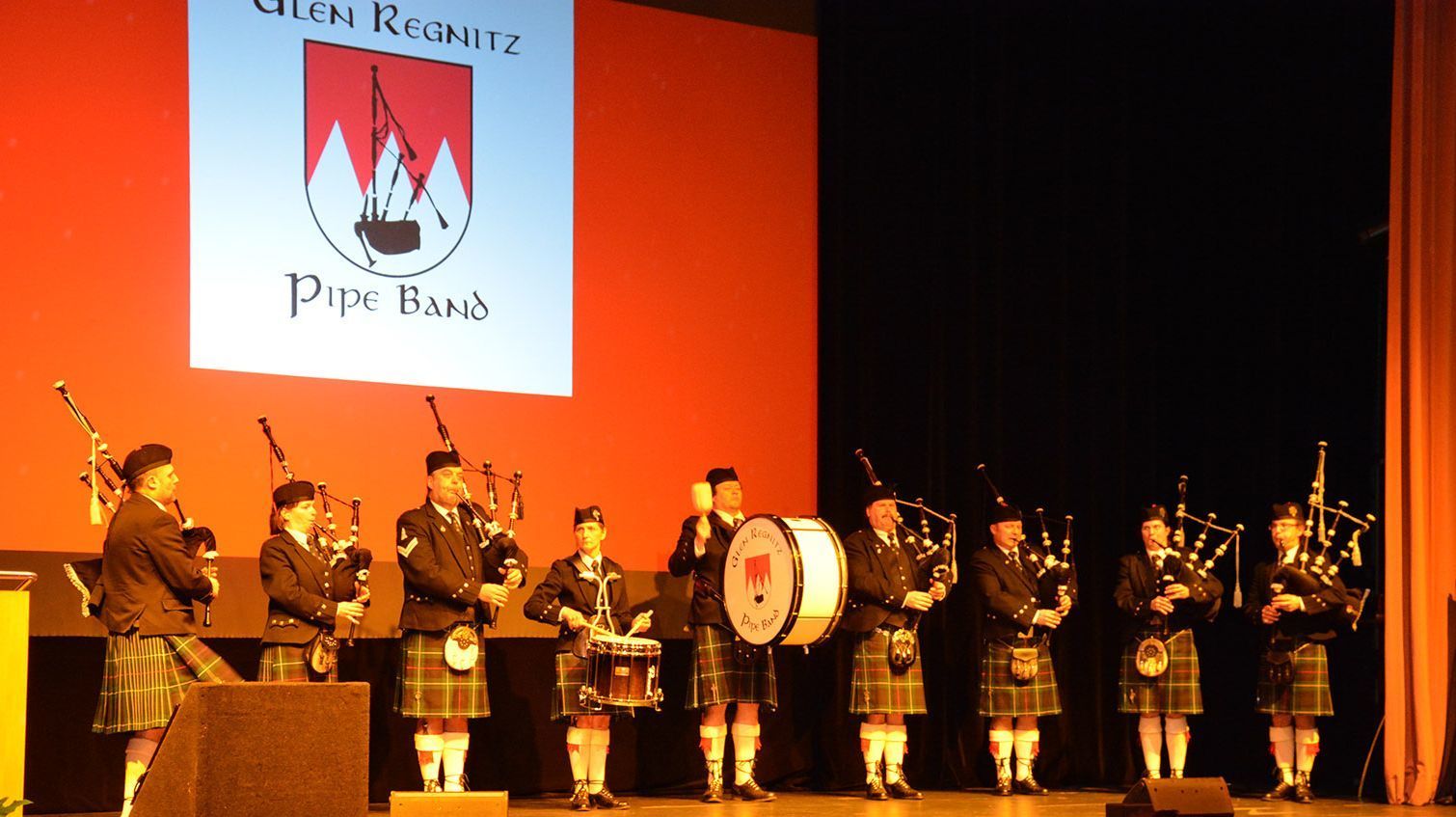 Auftritt der Glen Regnitz Pipe Band beim Markt der Partnerstädte am 12. Dezember 2016. Infos über die Band www.glen-regnitz-pipe-band.de