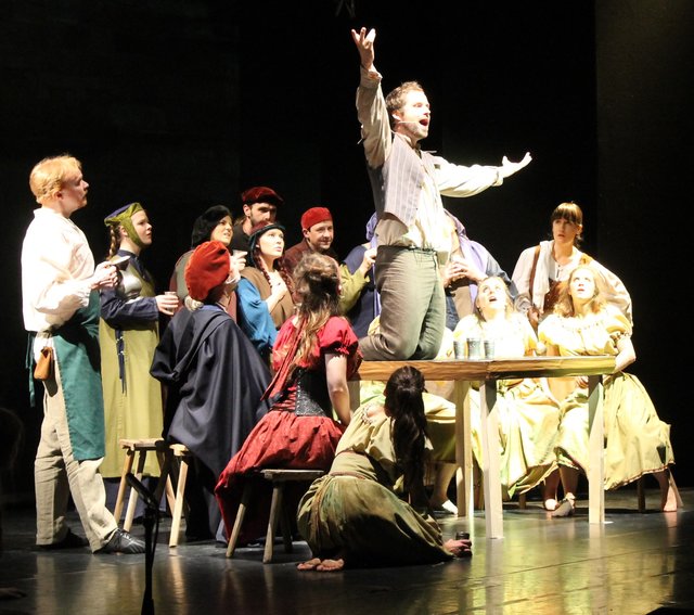 Auf dem Tisch: Johann der Gaukler (Alexander Krüger) besingt die Freude am Leben, Tanz und gutem Bier. | Foto: © Victor Schlampp