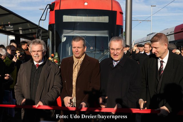 Bayerns Staatsminister des Inneren, für Bau und Verkehr, Joachim Herrmann (2.v.r.), Nürnbergs Oberbürgermeister Dr. Ulrich Maly (3.v.r.) und die beiden VAG-Vorstandsmitglieder Karl-Heinz Pöverlein (links, Personal und Soziales) und Tim Dahlmann-Resing (rechts, Infrastruktur und Marketing) durchschneiden das rote Band und eröffnen den neuen Strassenhaltepunkt.