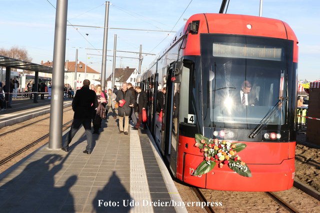 Der erste offiziele Straßenbahnzug der Linie 4 trifft mit den Festgästen an der Haltestelle "Am Wegfeld" bei Nürnberg-Buch ein.