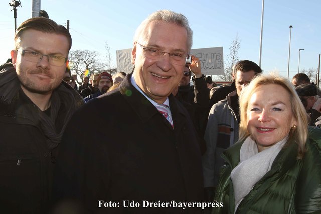 Bayerns Innenminister Joachim Herrmann mit Barabra Regitz (r.) und Marcus König (l.) unter den Festgästen.
