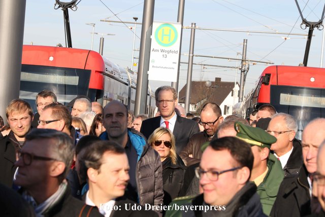 Der erste offiziele Straßenbahnzug der Linie 4 trifft mit den Festgästen an der Haltestelle "Am Wegfeld" bei Nürnberg-Buch ein.