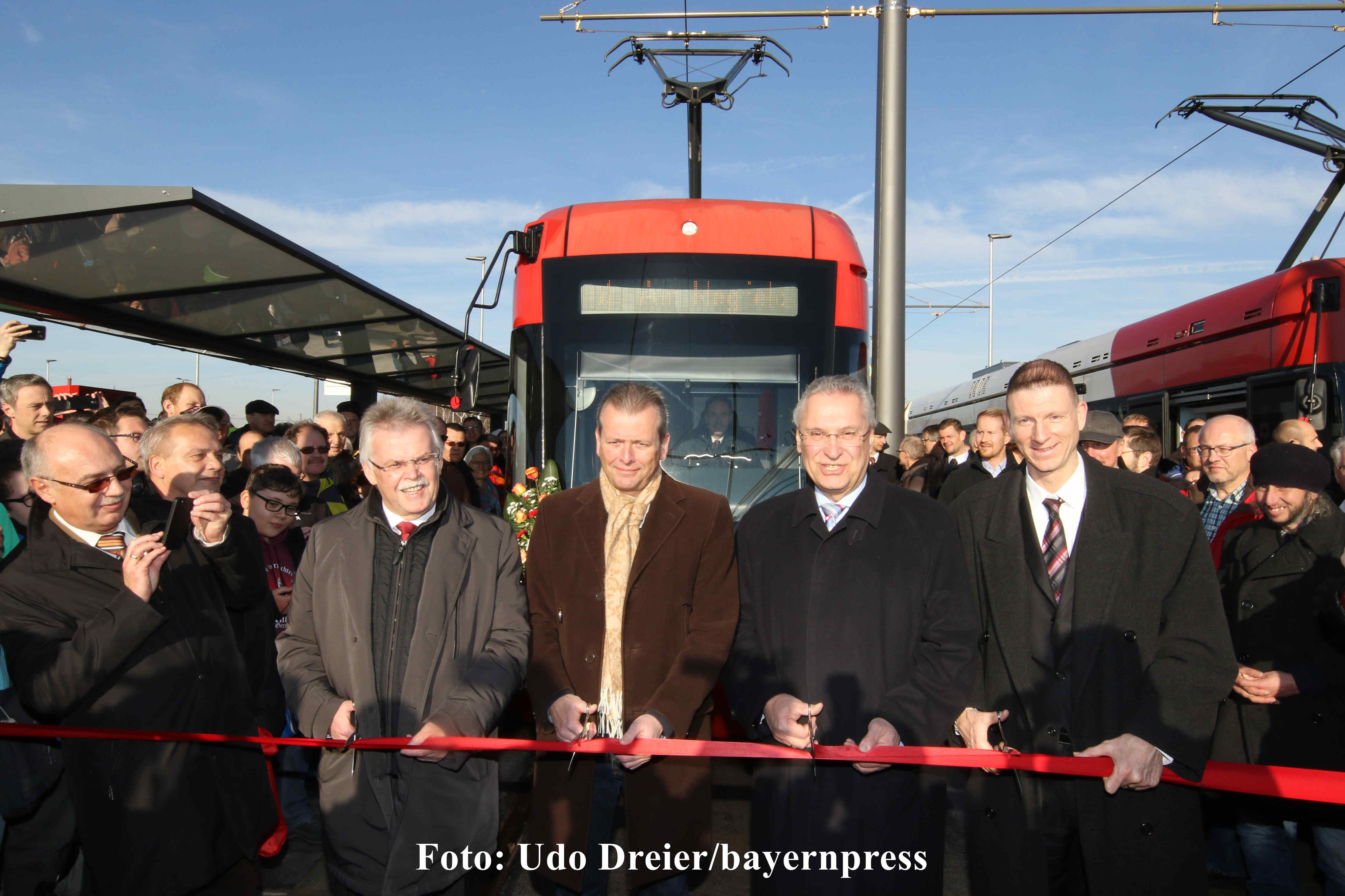 Bayerns Staatsminister des Inneren, für Bau und Verkehr, Joachim Herrmann (2.v.r.), Nürnbergs Oberbürgermeister Dr. Ulrich Maly (3.v.r.) und die beiden VAG-Vorstandsmitglieder Karl-Heinz Pöverlein (links, Personal und Soziales) und Tim Dahlmann-Resing (rechts, Infrastruktur und Marketing) durchschneiden das rote Band und eröffnen den neuen Strassenhaltepunkt.