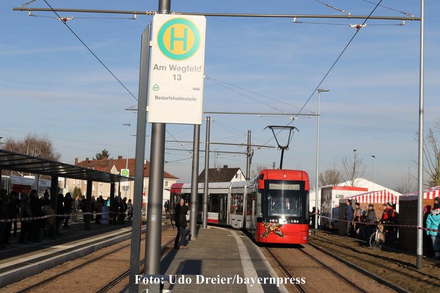 Der erste offiziele Straßenbahnzug der Linie 4 trifft mit den Festgästen an der Haltestelle "Am Wegfeld" bei Nürnberg-Buch ein.