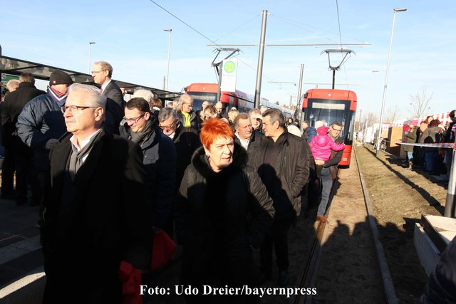 Der erste offiziele Straßenbahnzug der Linie 4 trifft mit den Festgästen an der Haltestelle "Am Wegfeld" bei Nürnberg-Buch ein.