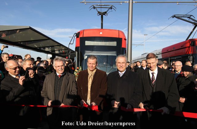 Bayerns Staatsminister des Inneren, für Bau und Verkehr, Joachim Herrmann (2.v.r.), Nürnbergs Oberbürgermeister Ulrich Maly (3.v.r.) und die beiden VAG-Vorstandsmitglieder Karl-Heinz Pöverlein (links, Personal und Soziales) und Tim Dahlmann-Resing (rechts, Infrastruktur und Marketing) durchschneiden das rote Band und eröffnen den neuen Strassenhaltepunkt.