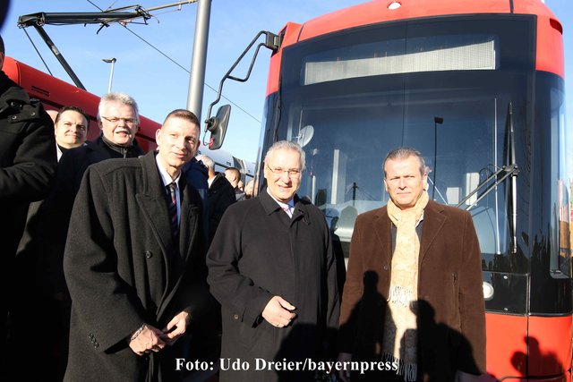 Bayerns Staatsminister des Inneren, für Bau und Verkehr, Joachim Herrmann (2.v.r.), Nürnbergs Oberbürgermeister Ulrich Maly (r.) und VAG-Vorstandsmitglied Tim Dahlmann-Resing (links, Infrastruktur und Marketing) durchschneiden das rote Band und eröffnen den neuen Strassenhaltepunkt.
