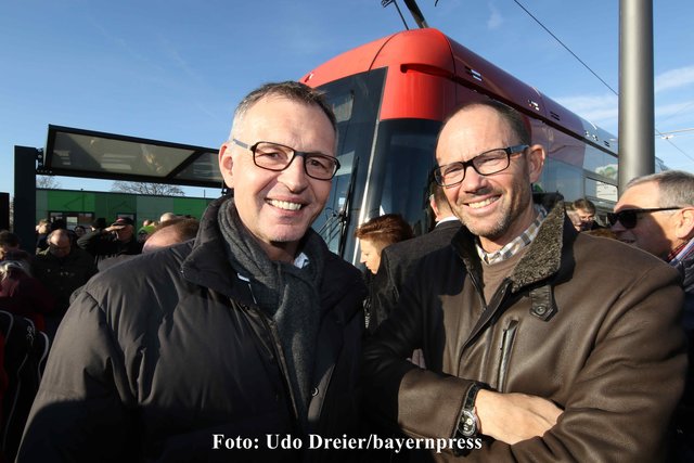 IHK-Präsident Dirk von Vopelius und sein Vorgänger Klaus Wübbenhorst (r) unter den Festgästen.