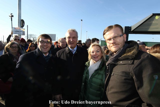 Bayerns Innenminister Joachim Herrmann mit Herzogenaurachs Stadtrat Konrad Körner (l) und den Nürnberger Stadträten Barbara Regitz (2.v.r.) und Marcus König (r.) diskutieren den Weiterbau als StUB nach Erlangen und Herzogenaurach.