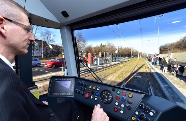 Die ersten Fahrgäste an der Haltestelle Cuxhavener Straße. | Foto: VAG/Claus Felix