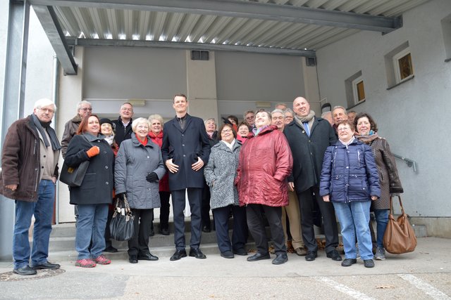Die Mitglieder des Seniorenbeirats hatten gemeinsam mit Oberbürgermeister Matthias Thürauf (Mitte), Stadtbaurat Ricus Kerckhoff (5. v. l.), Frank Klingenberg, Referent für Interne Dienste und Schulen (6. v. r.), sowie Rosy Stengel (rote Jacke) genug Platz unter dem neu installierten Dach am Markgrafensaal-Parkplatz. | Foto: © Stadt Schwabach