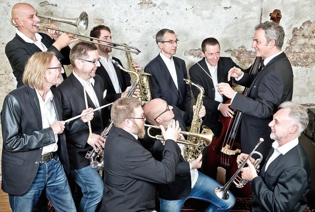 Für flotte Tanz-Rhythmen sorgt Max-Barnabas mit seinem Revueorchester. Foto: Daniel Karmann