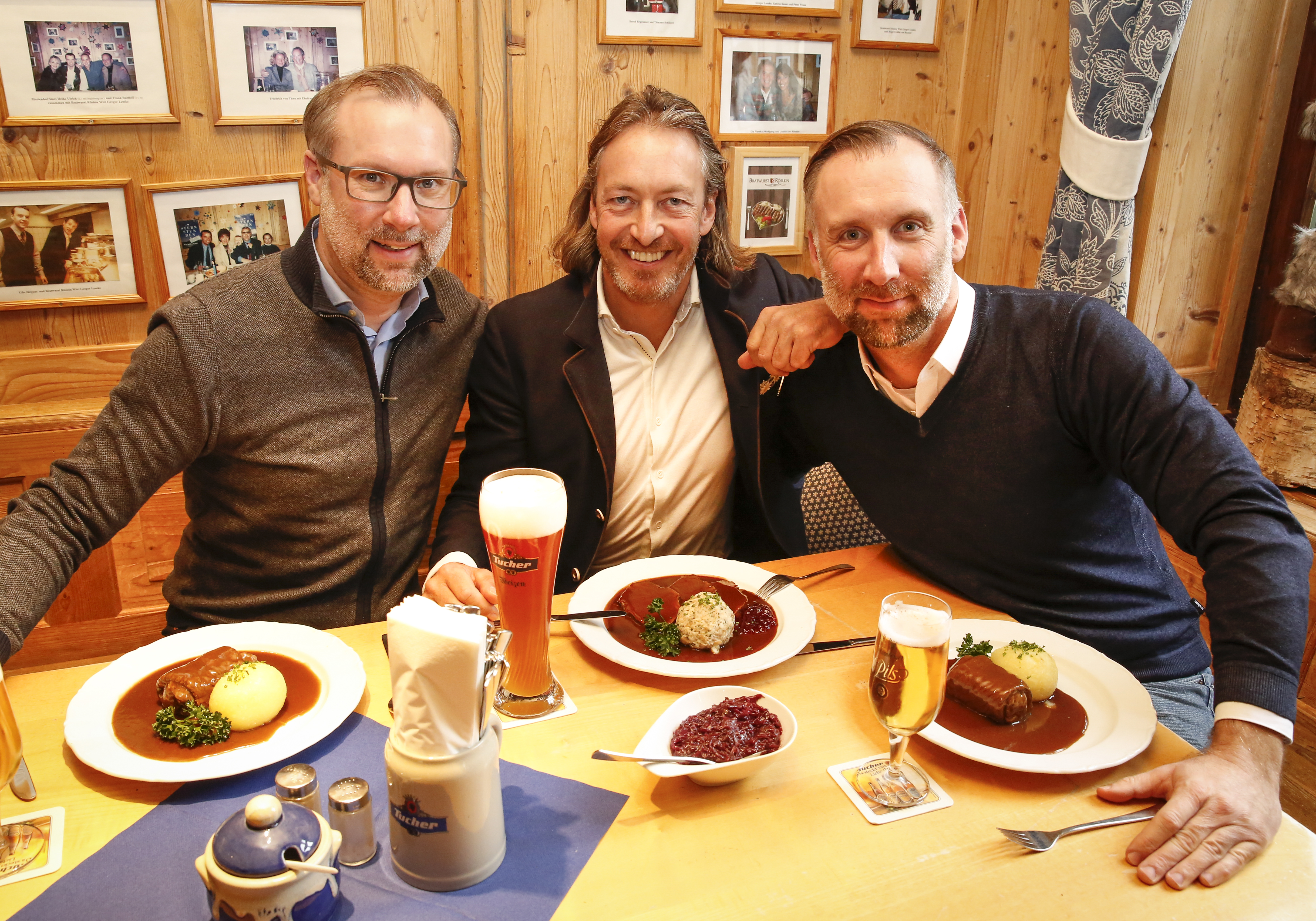 Die Brüder Simon (l.) und Andreas Röschke (Agentur Röschke&Röschke), die Veranstalter des Opernballs 2017, verkosten schonmal gemeinsam mit Bratwurst Röslein-Wirt Thomas Förster (M.)das Opernball-Menü.