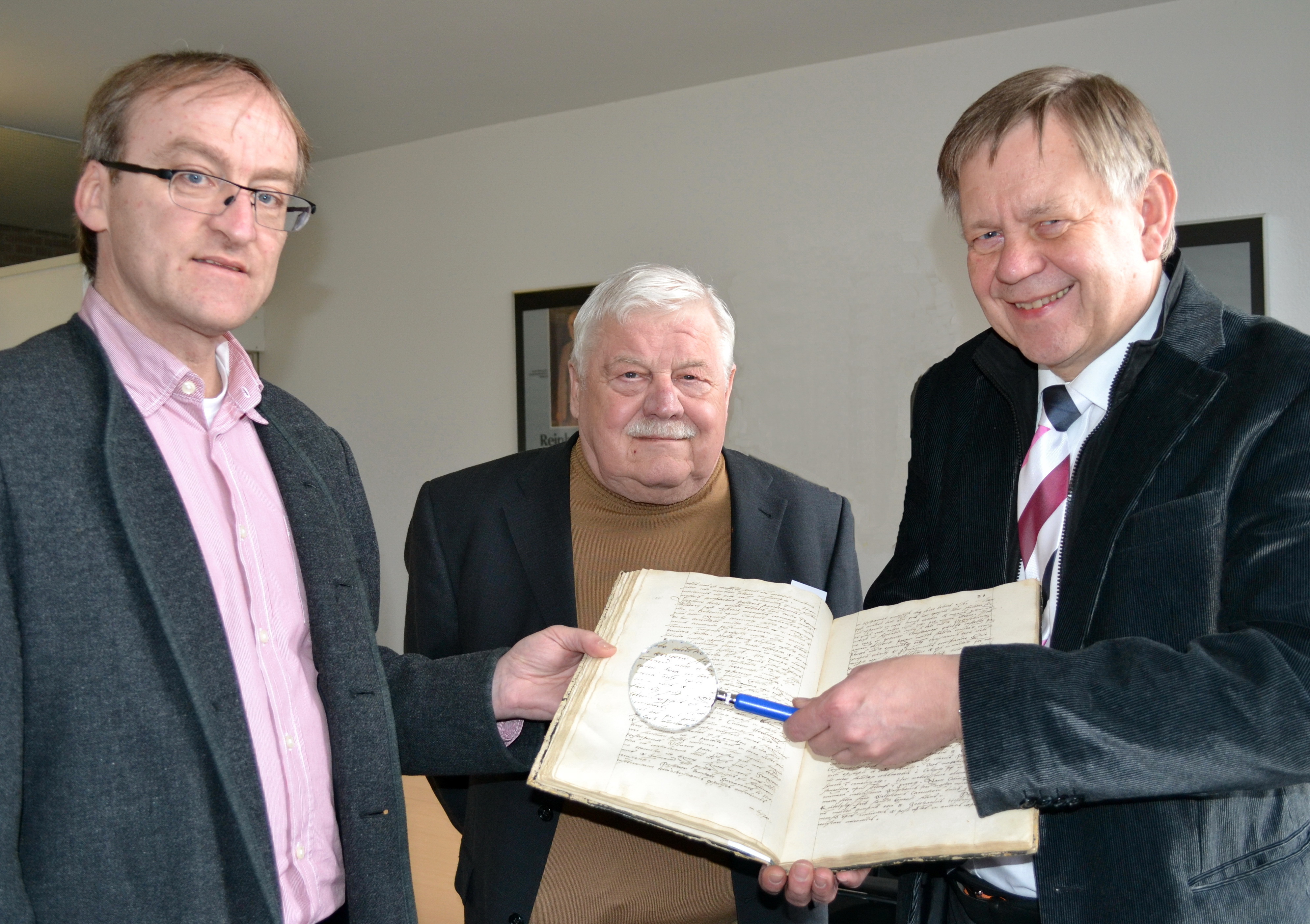 Der Leiter des Stuttgarter Hauptstaatsarchivs, Dr. Peter Rückert (l.), zeigt Altbürgermeister Hermann Stamm† und Karl Freller (MdL) die Originalabschrift von Georg Knopf, die im Schwabacher Stadtmuseum ab dem 21. Dezember 2016 zu sehen sein wird.