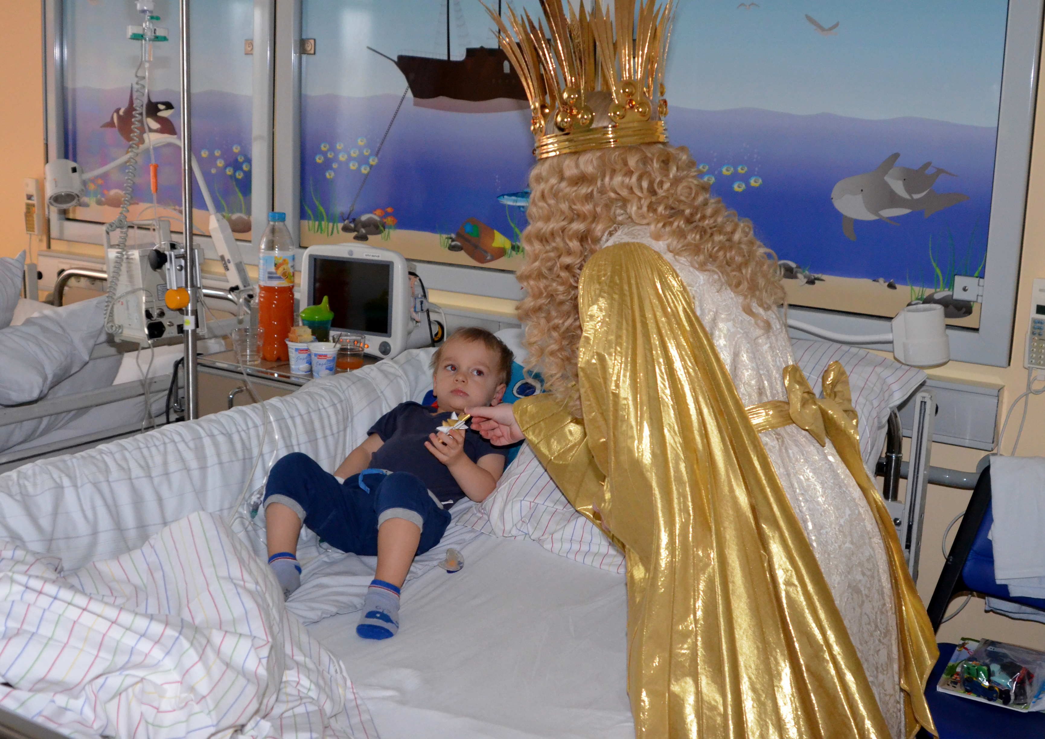 Das Christkind las Weihnachtsgeschichten vor und schenkte allen Patienten einen kleinen Weihnachtsstern, der Glück bringen soll.