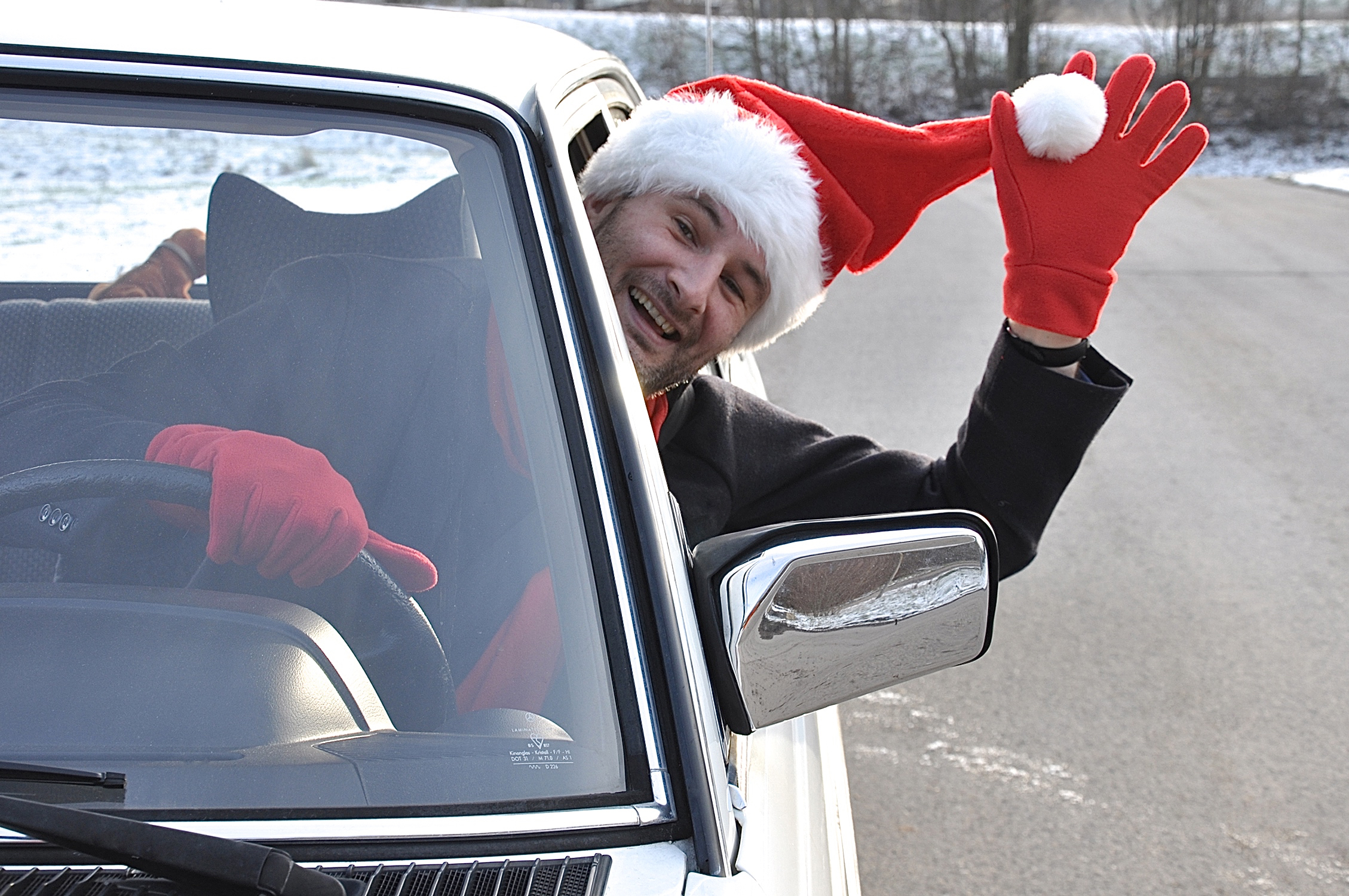 Rentier hin, Auto her: Auch für Weihnachtsmänner im Dienst gelten die allgemeinen Vorschriften im Straßenverkehr. Foto: Auto-Medienportal.Net/ACE