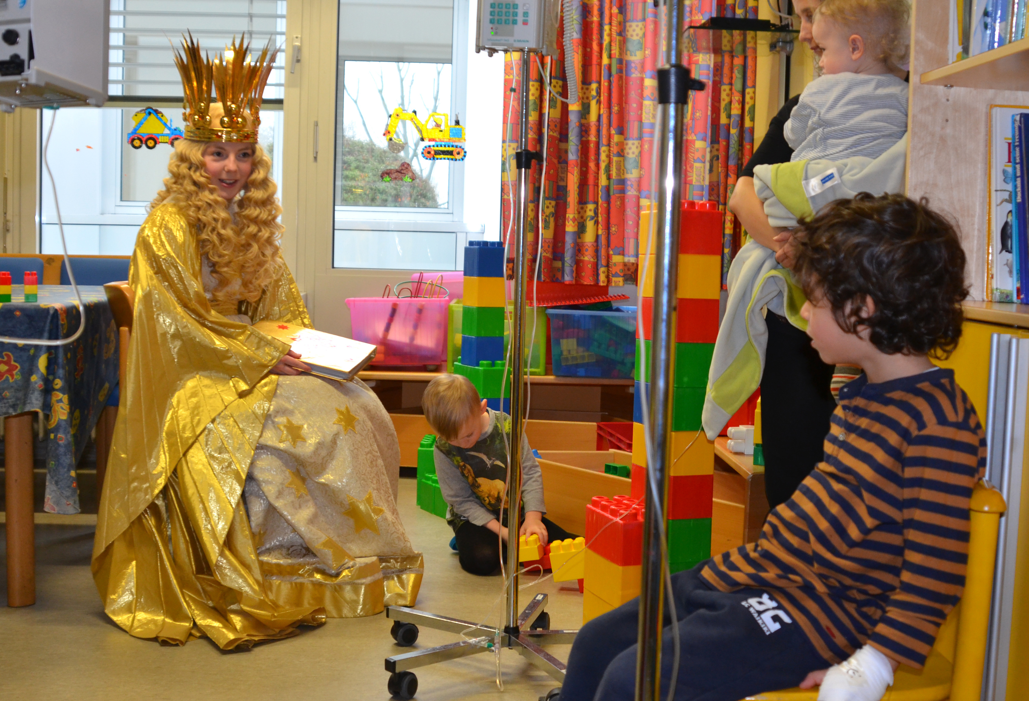 Das Christkind las Weihnachtsgeschichten vor und schenkte allen Patienten einen kleinen Weihnachtsstern, der Glück bringen soll.