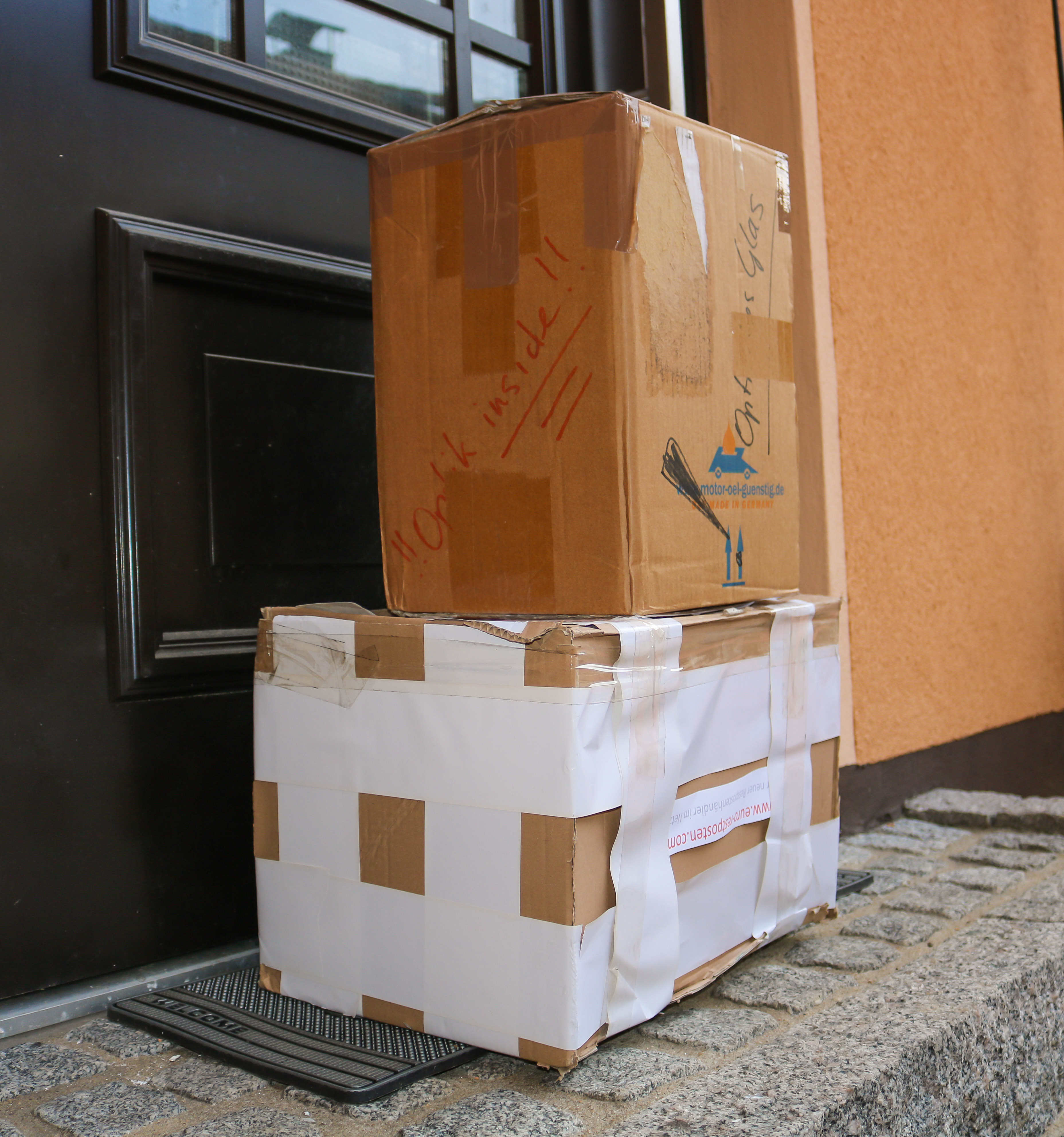 Immer häufiger gibt es Ärger mit den Paketzustellungen. Bei Nachbarn abgegeben, ohne dass es der Empfänger erlaubt hat, einfach vor die Tür gestellt, ohne zu klingeln. Die Beschwerden sind mannigfaltig.