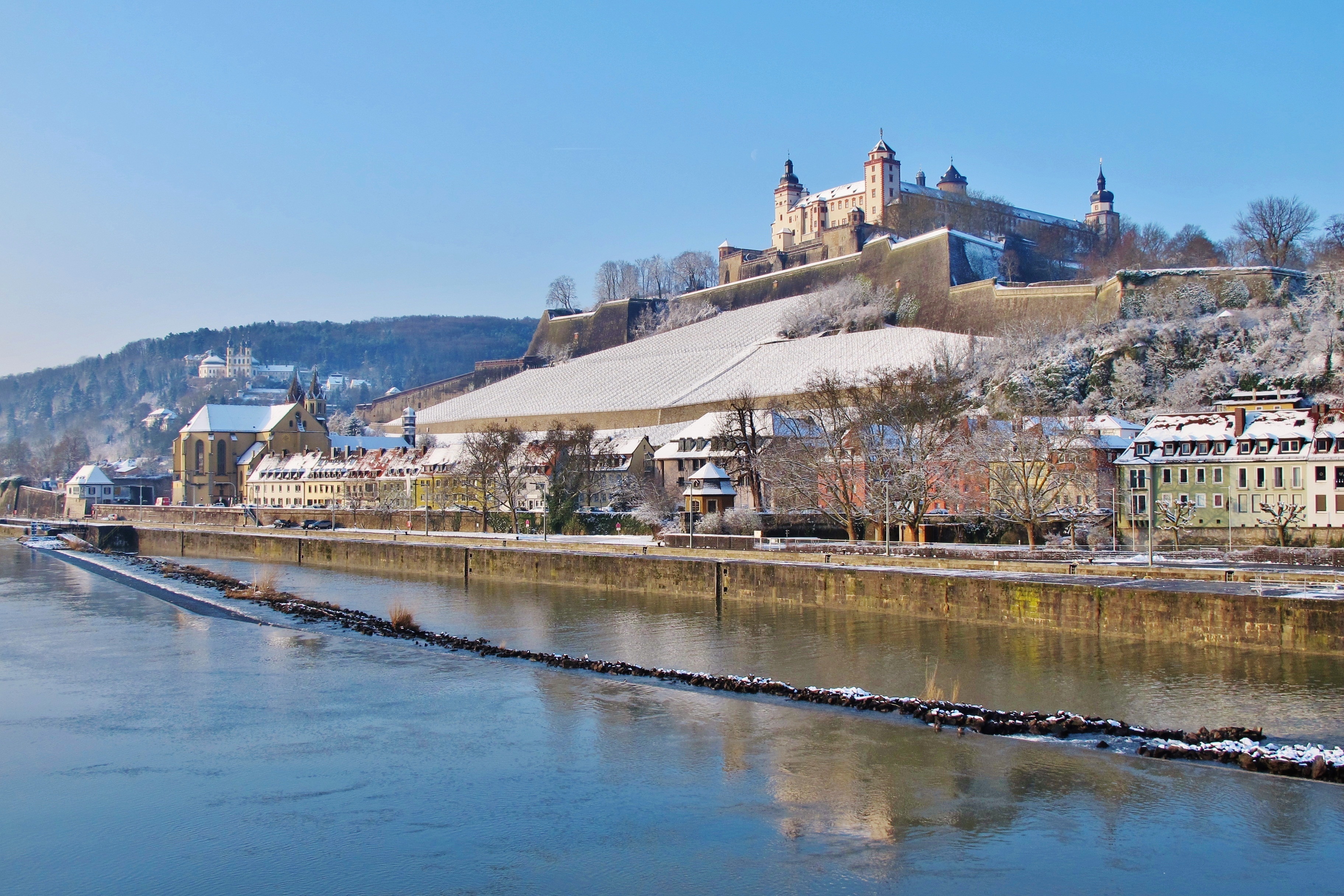 Würzburg, Main und Festung Marienberg.
