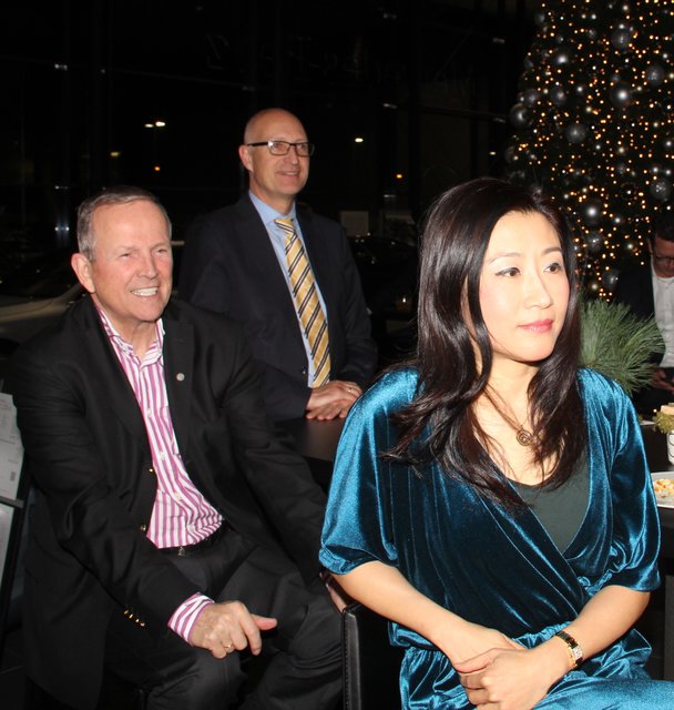 Unternehmer Hans-Georg Geis (l.) mit Ehefrau Catherine Xue Dong-Geis und Erlangens Wirtschaftsreferent Konrad Beugel. | Foto: © John R. Braun