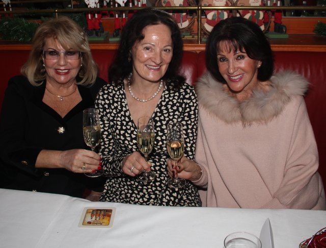 Prosit auf den Erfolg von Mark: (v.l.) Sissy Kleinke-Kühnel, Rosemarie Ehler und Edith Ryschka. | Foto: © John R. Braun