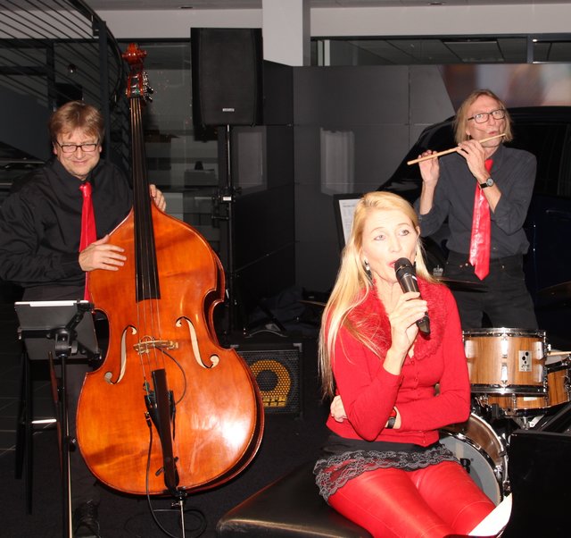 Hildegard Pohl, Yogo Pausch und Norbert Meyer-Venus (l.) verzauberten die Mercedes-Benz-Gäste mit Christmas-Swing und Tschaikowsky. | Foto: © John R. Braun