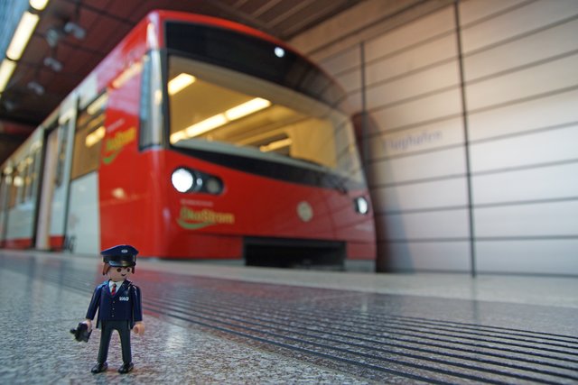 Die Playmobil-Sonderfigur der VAG, fotografiert auf dem U-Bahnhof Flughafen. | Foto: VAG/Tobias Zuber