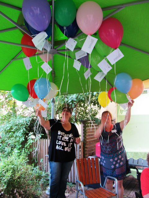 Luftballons mit Postkarten stiegen am 24. Juli über der Nürnberger Südstadt in den Himmel. | Foto: Rummelsberger Diakonie