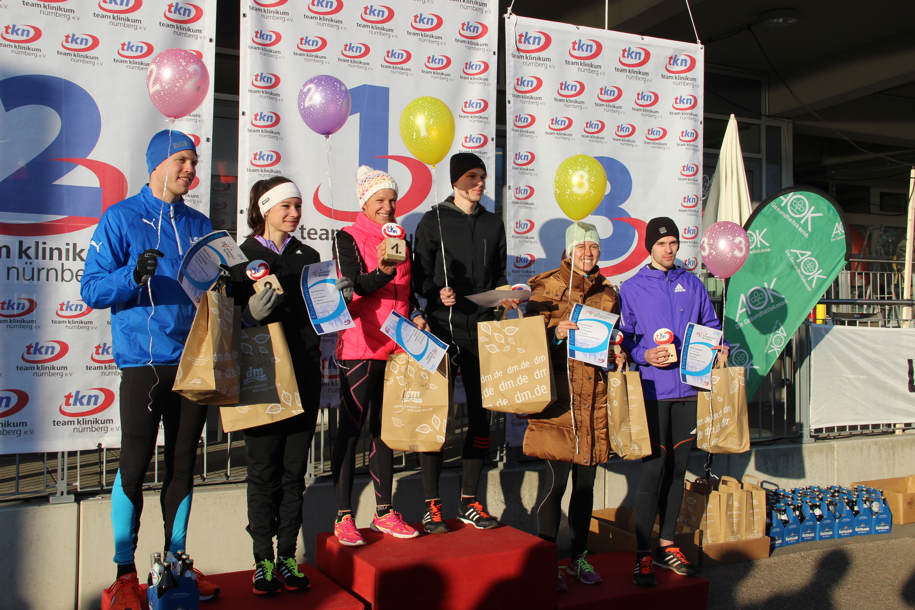 Die beiden schnellsten Läufer Niklas Bühner und Anja Beranek freuten sich gemeinsam mit dem 2. und 3. Platzierten über den erfolgreichen Silvesterlauf.