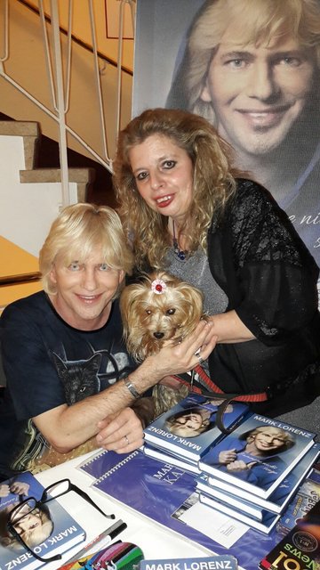 Die zahlreichen Fans bei der Buchvorstellung im Literaturhaus ließen sich die Chance nicht nehmen, sich ihr Exemplar gleich von Mark Lorenz signieren zu lassen. Foto: jrb