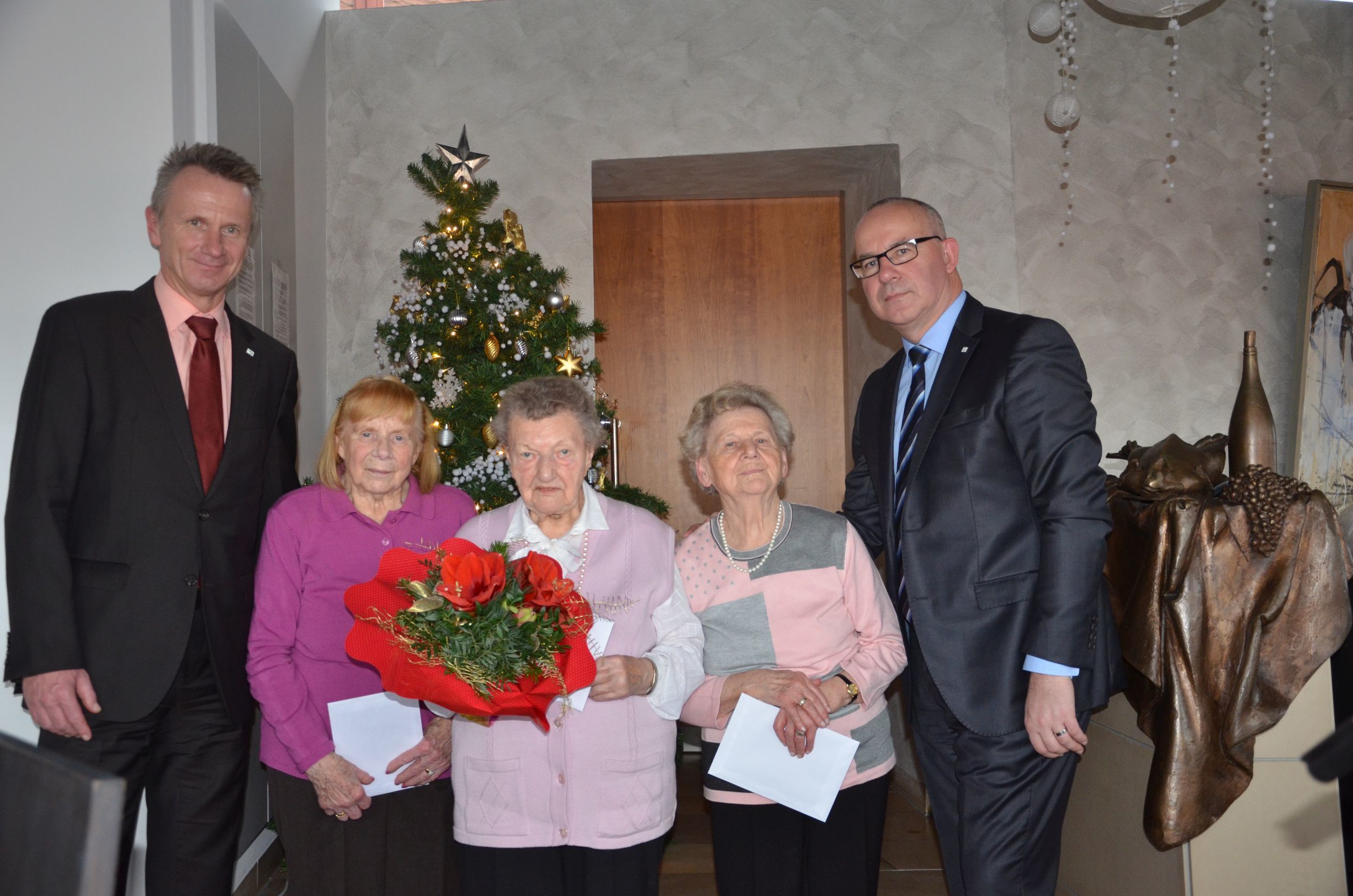 wbg-Bereichsleiter Frank Stücker (l.) und Pressesprecher Dieter Barth ehren Maria Kappe, Anna Weber und Anna Wilke (v.l.) für 65-jährige Mietvertragsdauer.