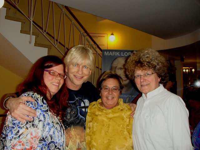 Die zahlreichen Fans bei der Buchvorstellung im Literaturhaus ließen sich die Chance nicht nehmen, sich ihr Exemplar gleich von Mark Lorenz signieren zu lassen. Foto: jrb