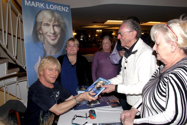 Die zahlreichen Fans bei der Buchvorstellung im Literaturhaus ließen sich die Chance nicht nehmen, sich ihr Exemplar gleich von Mark Lorenz signieren zu lassen. Foto: jrb