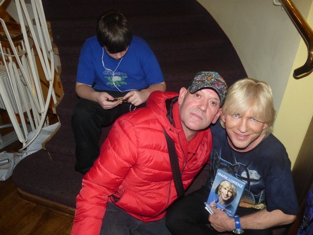 Die zahlreichen Fans bei der Buchvorstellung im Literaturhaus ließen sich die Chance nicht nehmen, sich ihr Exemplar gleich von Mark Lorenz signieren zu lassen. Foto: jrb
