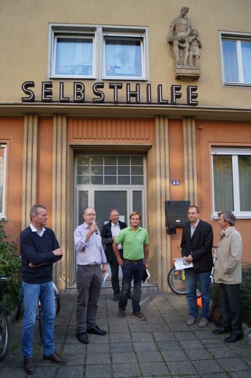 Oberbürgermeister Dr. Ulrich Maly; Hannes Hinnecke, wissenschaftlicher Mitarbeiter des Stabs Stadtentwicklung im Bürgermeisteramt; Michael Ruf, Leiter des Stabs Stadtentwicklung im Bürgermeisteramt; Marko Dörsch, Geschäftsführender Vorstand der Selbsthilfe eG; Wolfgang Müller, Klimaschutzbeauftragter der Stadt Nürnberg sowie Erich Maurer, Geschäftsführer der Energieagentur Nordbayern GmbH (v.l.).