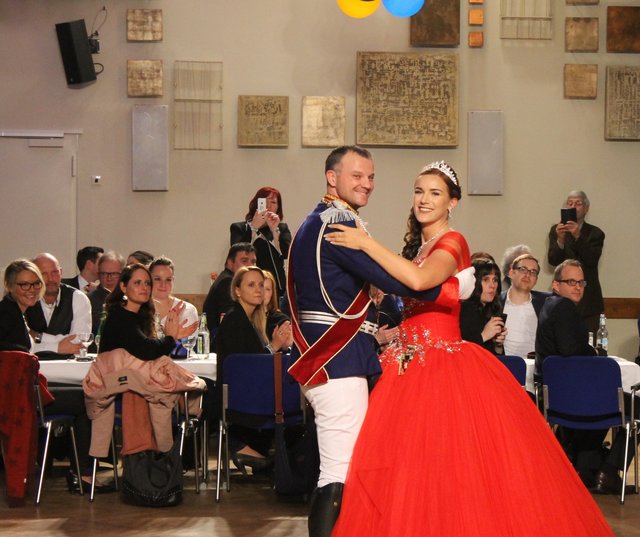 Wie im Märchen, so schön: Prinzessin Annika I. und Prinz Florian I. bei ihrem Prinzenwalzer. | Foto: © Victor Schlampp