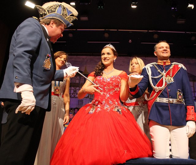 ...und, weil ein Gentleman eine Dame nicht schlägt, bekommt Prinzessin Annika I. gefühlvoll das Zepter überreicht. | Foto: © Victor Schlampp