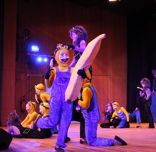 Mit Witz und Leidenschaft bei der Sache: Rasant ging es beim Auftritt der Jugend mit ihrem Schautanz "Alles Banane! Die Minions" zu. | Foto: © Victor Schlampp