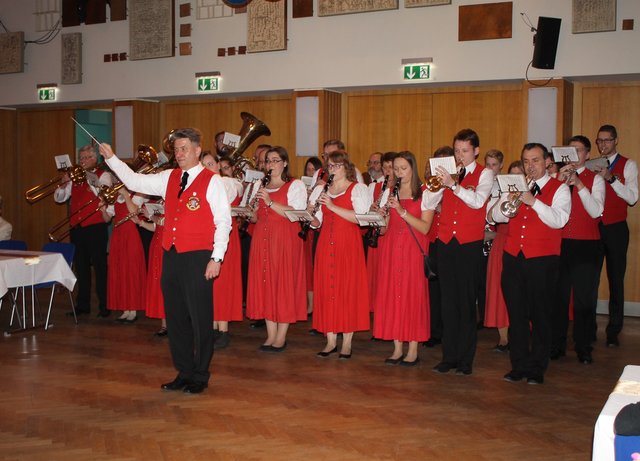 Ein treuer Partner der Schwabaensen und immer ein musikalisches Highlight: Die Schwacher Blasmusik bei ihrem Auftritt am Beginn der Veranstaltung. | Foto: © Victor Schlampp