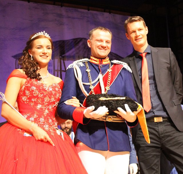 Traditionell musste/durfte Oberbürgermeister Matthias Thürauf den Rathausschlüssel an die närrischen Monarchen übergeben. | Foto: © Victor Schlampp